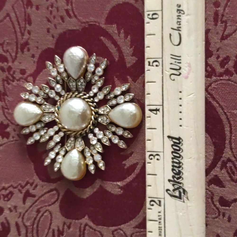 Elegant Faux Pearl and Crystal Brooch - Picture 6 of 6